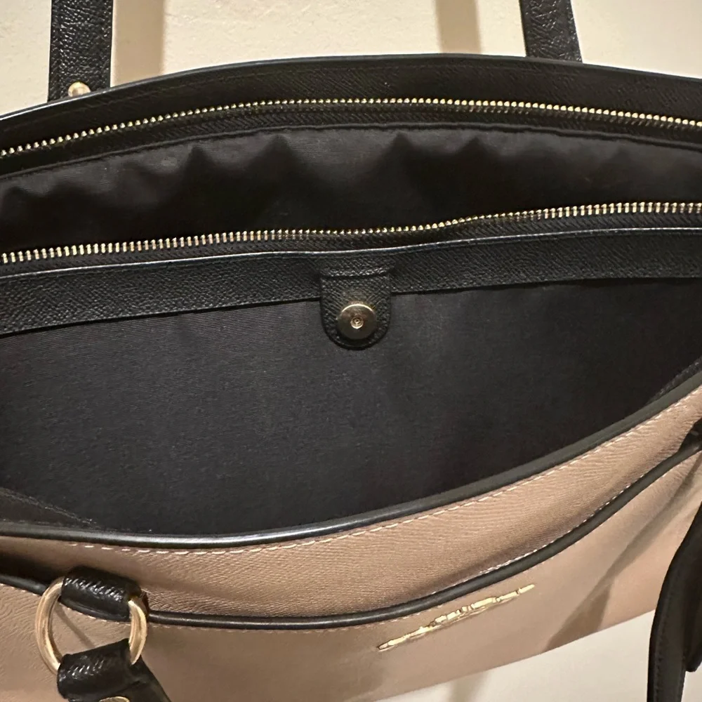 Large Coach Tote - Beige and Black Shoulder Bag with laptop pocket. - Picture 7 of 10